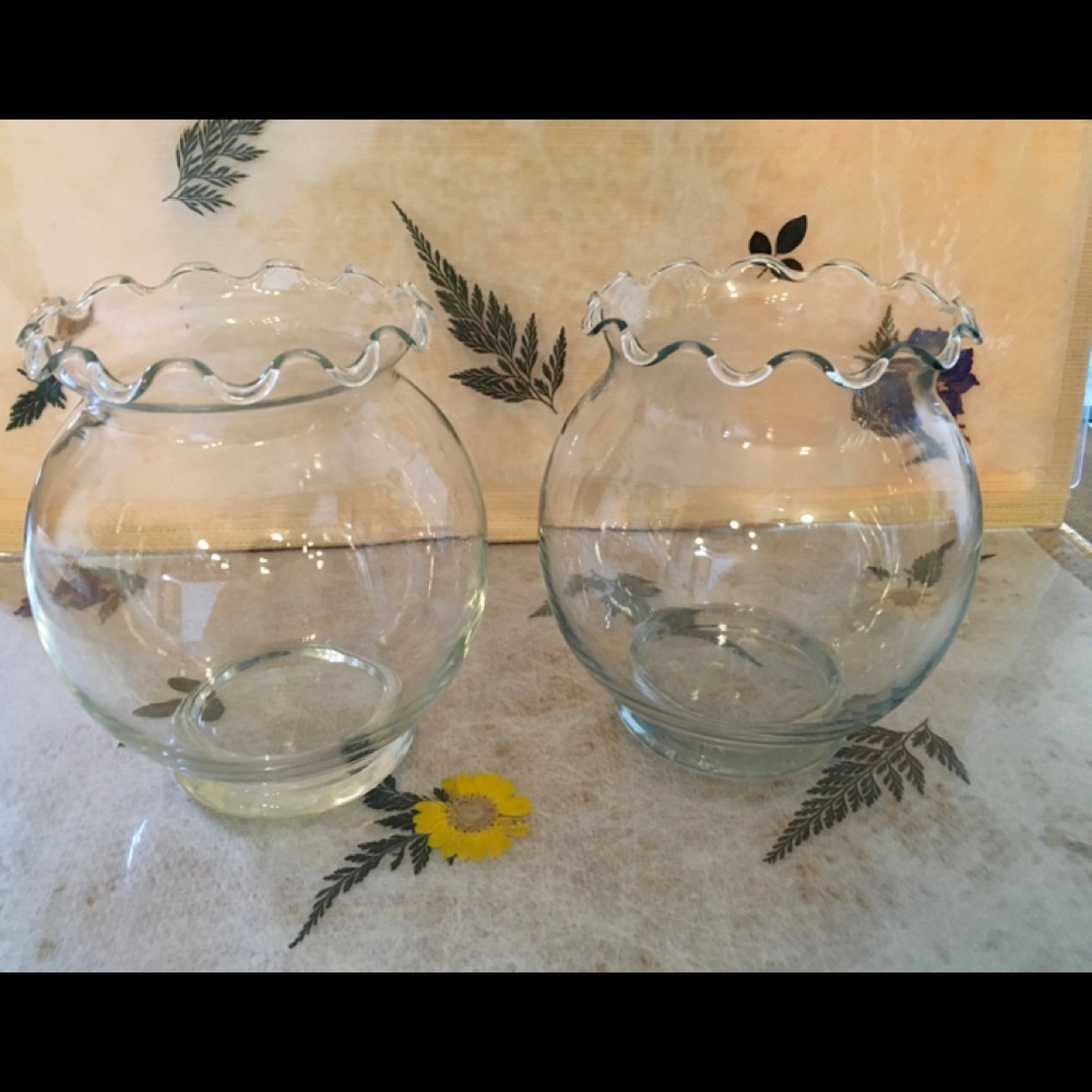 2 little vintage flower vases.